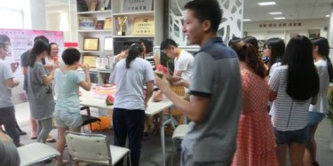 相親相愛一家人，畢加展覽為員工慶祝生日